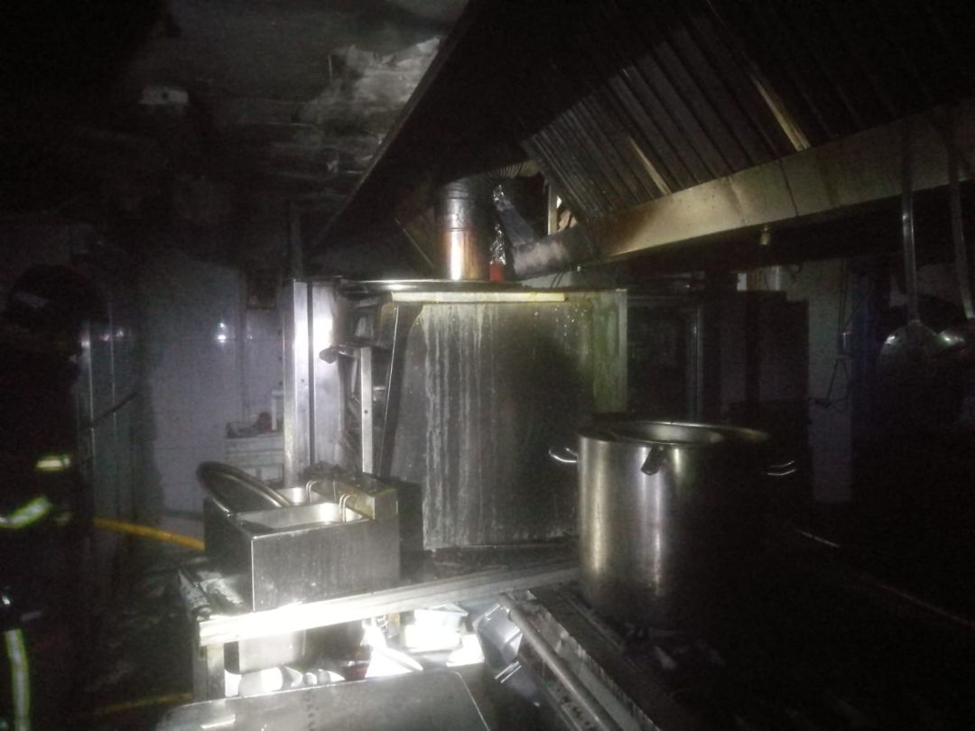 El fuego ha causado daños en la cocina del establecimiento El fuego ha causado daños en la cocina del establecimiento