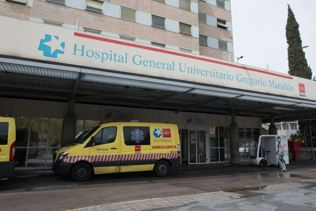 Ambulancias en la entrada del Hospital Gregorio Marañón. Archivo. Ambulancias en la entrada del Hospital Gregorio Marañón. Archivo.