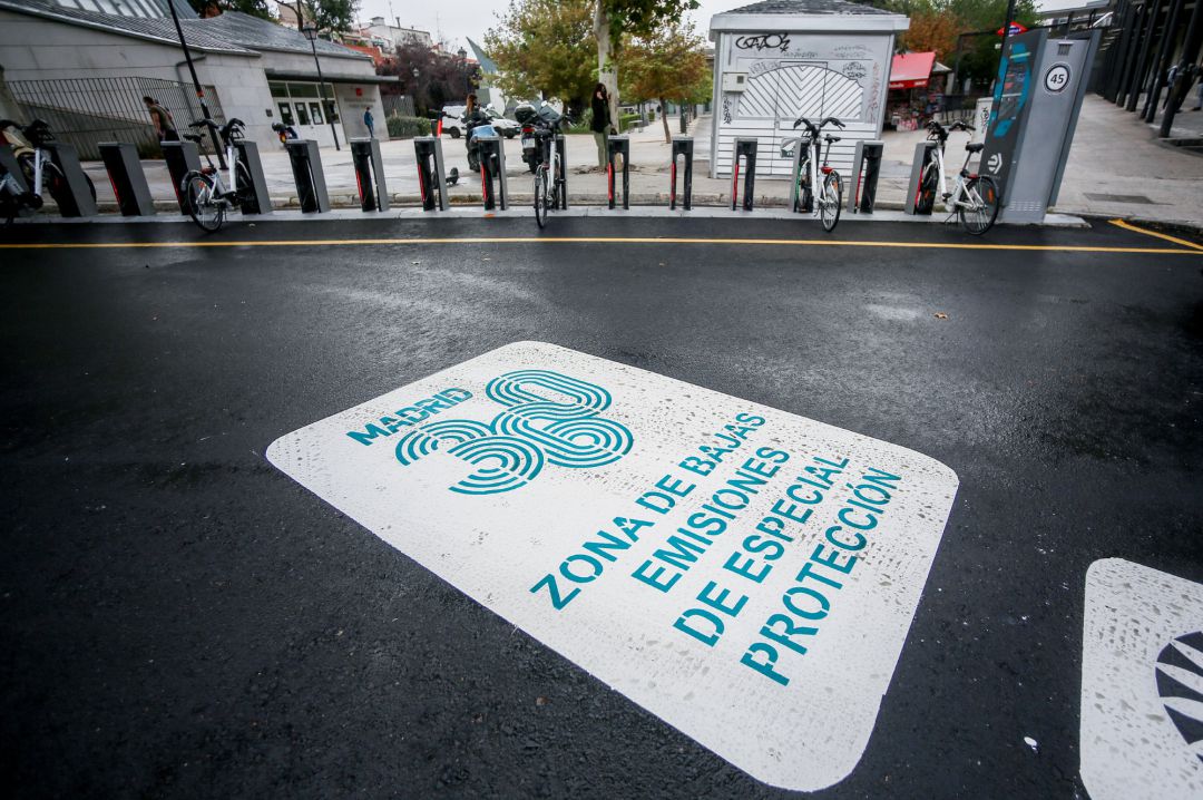 Una señal en el suelo marca la Zona de Bajas Emisiones de Especial Protección en Madrid. Una señal en el suelo marca la Zona de Bajas Emisiones de Especial Protección en Madrid.