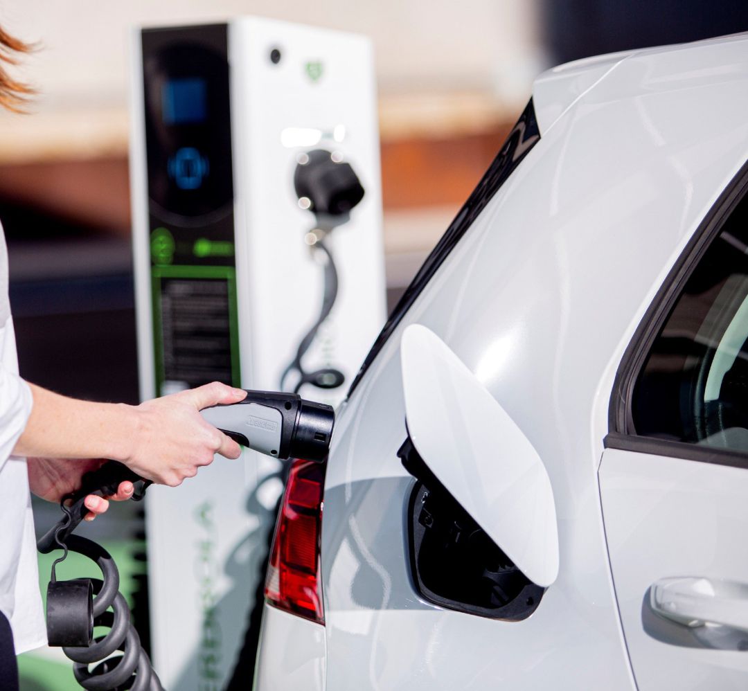 Recarga de un coche eléctrico con energia de Iberdrola Recarga de un coche eléctrico con energia de Iberdrola