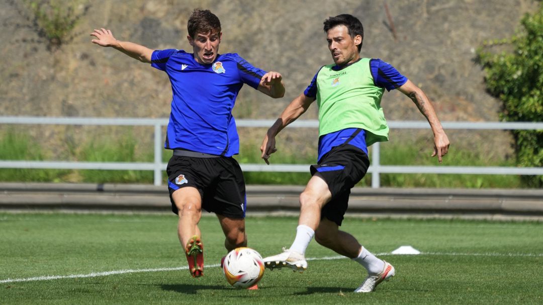 Aihen Muñoz en un entrenamiento en Zubieta con Silva Aihen Muñoz en un entrenamiento en Zubieta con Silva
