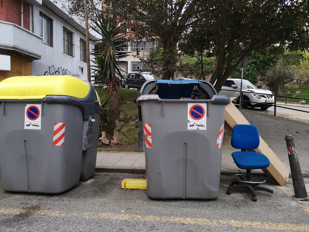 Dos contenedores de basura en Santander. Dos contenedores de basura en Santander.