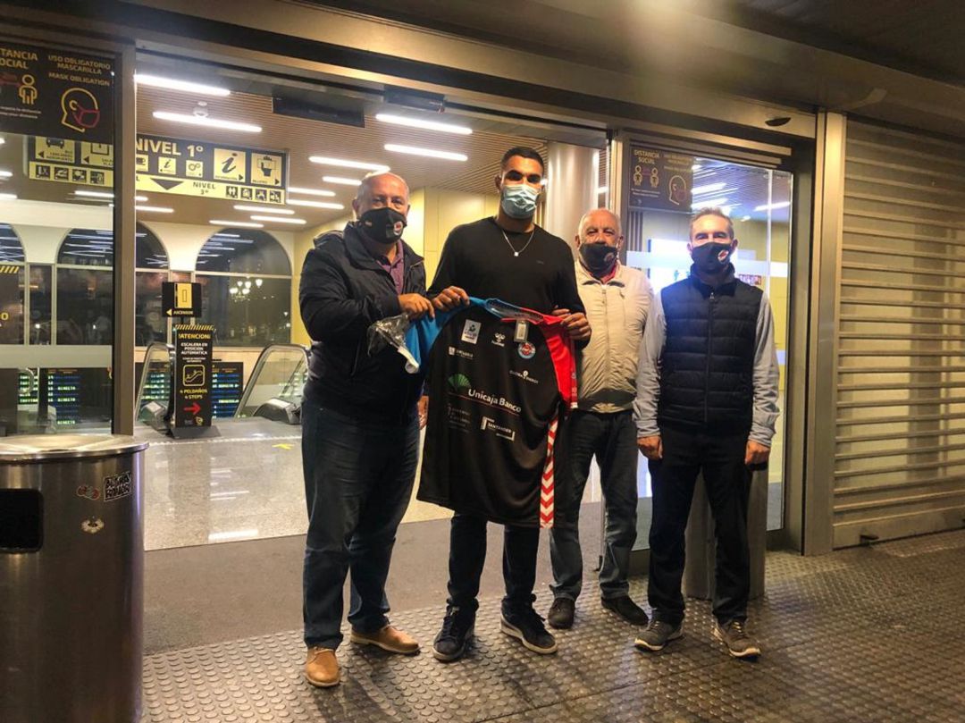 Perbela posa con la camiseta del Unicaja Banco Sinfín a su llegada a la estación de autobuses Perbela posa con la camiseta del Unicaja Banco Sinfín a su llegada a la estación de autobuses
