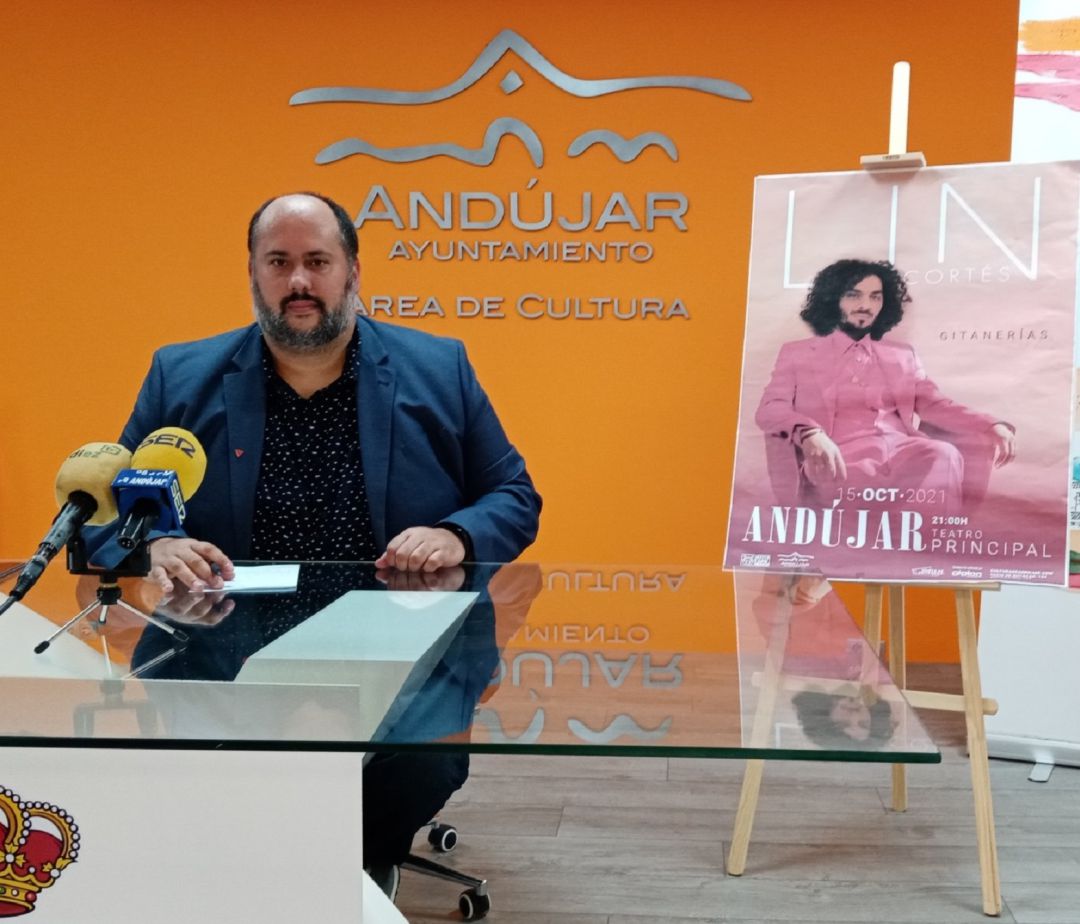 Juan Francisco Cazalilla, concejal de Cultura del Ayuntamiento de Andújar, presentando el concierto de Lin Cortés. Juan Francisco Cazalilla, concejal de Cultura del Ayuntamiento de Andújar, presentando el concierto de Lin Cortés.