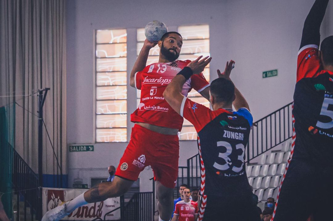 Thiago lanza por encima de la defensa del Sinfín Thiago lanza por encima de la defensa del Sinfín
