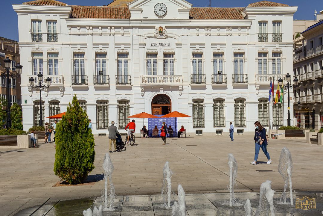 El programa regional "El viaje empieza aquí", presentado por José V. Dorado, emitido desde la Plaza de España de Tomelloso El programa regional "El viaje empieza aquí", presentado por José V. Dorado, emitido desde la Plaza de España de Tomelloso