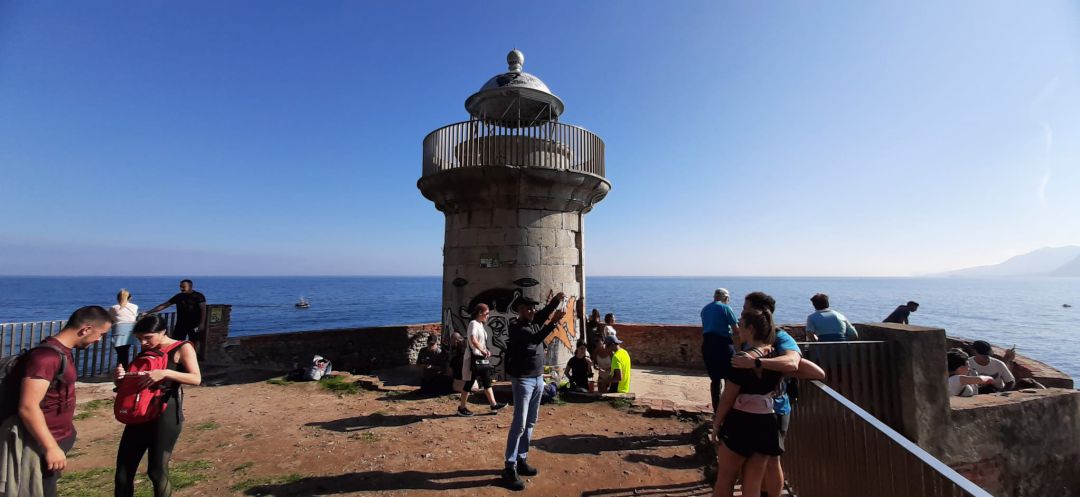 Turistas en este lunes de puente del Pilar en el faro del Caballo (Santoña). Turistas en este lunes de puente del Pilar en el faro del Caballo (Santoña).