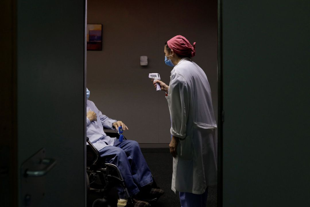 Una sanitaria atiende a un paciente en el Hospital Provincial de Castellón. Una sanitaria atiende a un paciente en el Hospital Provincial de Castellón.