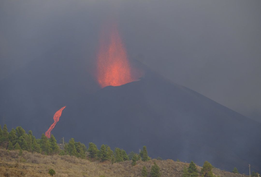 Volcán de Cumbre Vieja a 11 de octubre de 2021, en La Palma, Canarias (España). Volcán de Cumbre Vieja a 11 de octubre de 2021, en La Palma, Canarias (España).