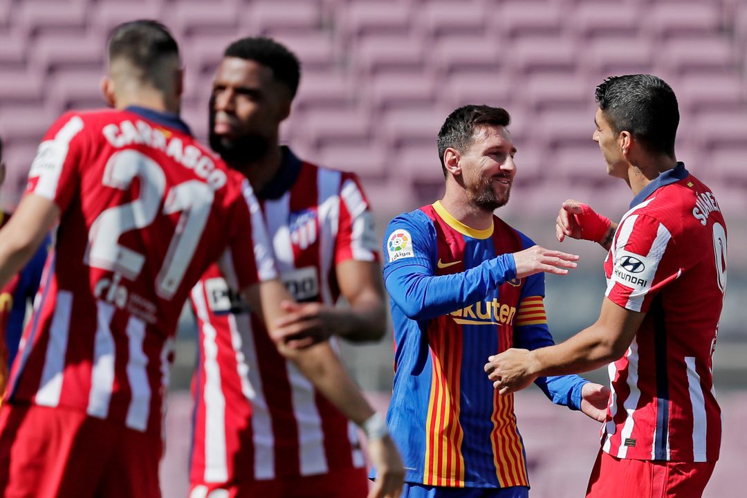 Messi y Suárez se saludan en un partido entre el Barcelona y el Atlético Messi y Suárez se saludan en un partido entre el Barcelona y el Atlético