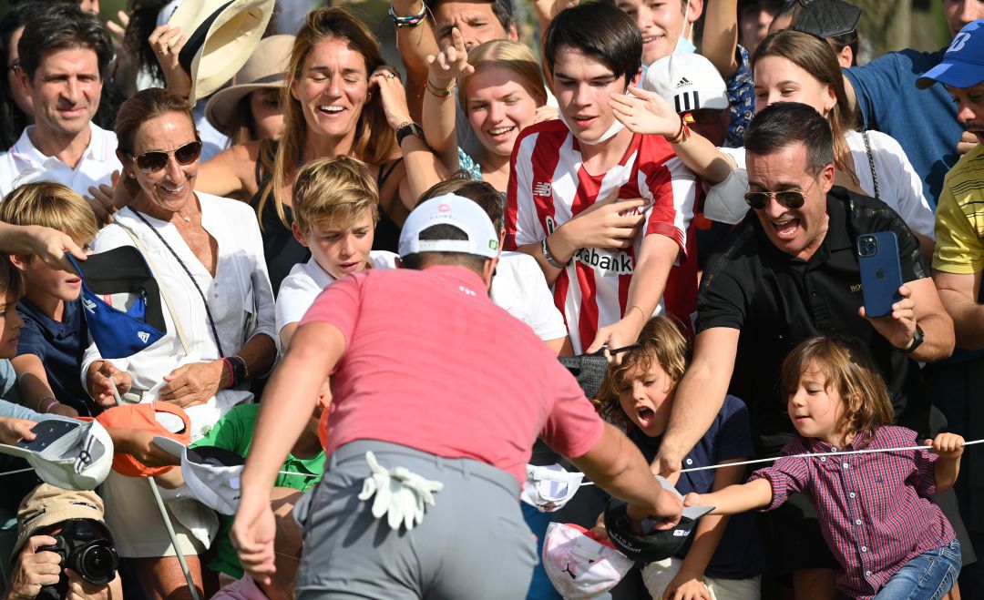 Jon Rahm saluda a los aficionados en el Open de Madrid de golf Jon Rahm saluda a los aficionados en el Open de Madrid de golf