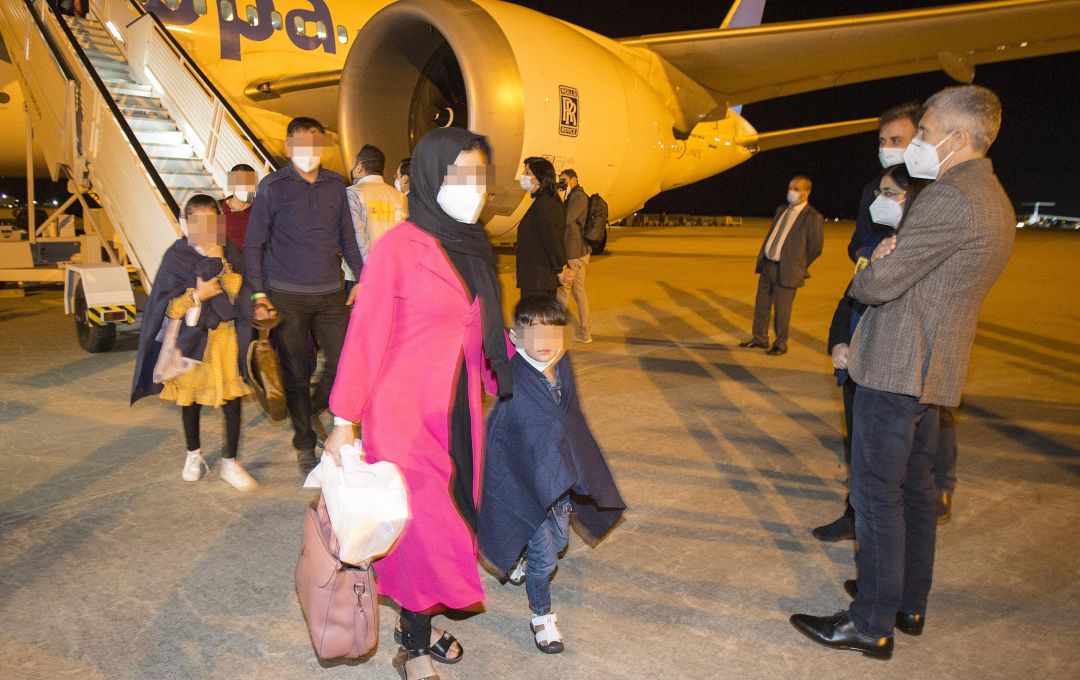 Evacuados afganos en su llegada a la base aérea de Torrejón, en Madrid Evacuados afganos en su llegada a la base aérea de Torrejón, en Madrid