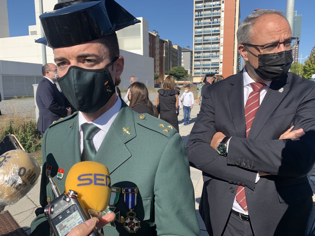 El capitán y el alcalde de Ponferrada antes de entrar en la misa del día del Pilar El capitán y el alcalde de Ponferrada antes de entrar en la misa del día del Pilar
