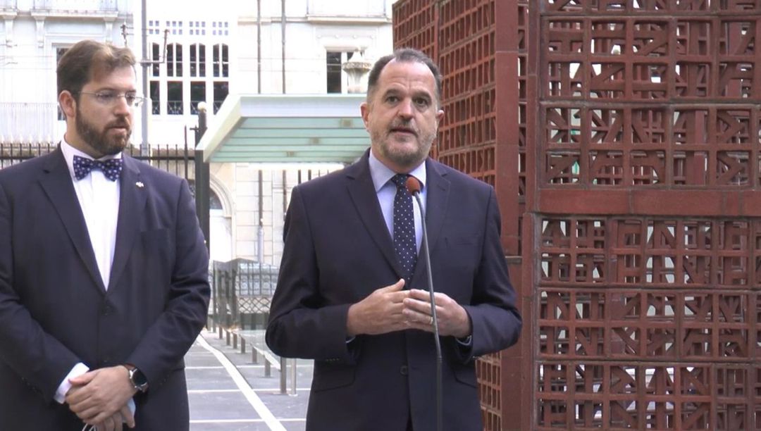 El presidente del PP, Carlos Iturgaiz, junto con el parlamentario de Cs que ha oficializado su pase al PP vasco, Luis Gordillo. El presidente del PP, Carlos Iturgaiz, junto con el parlamentario de Cs que ha oficializado su pase al PP vasco, Luis Gordillo.