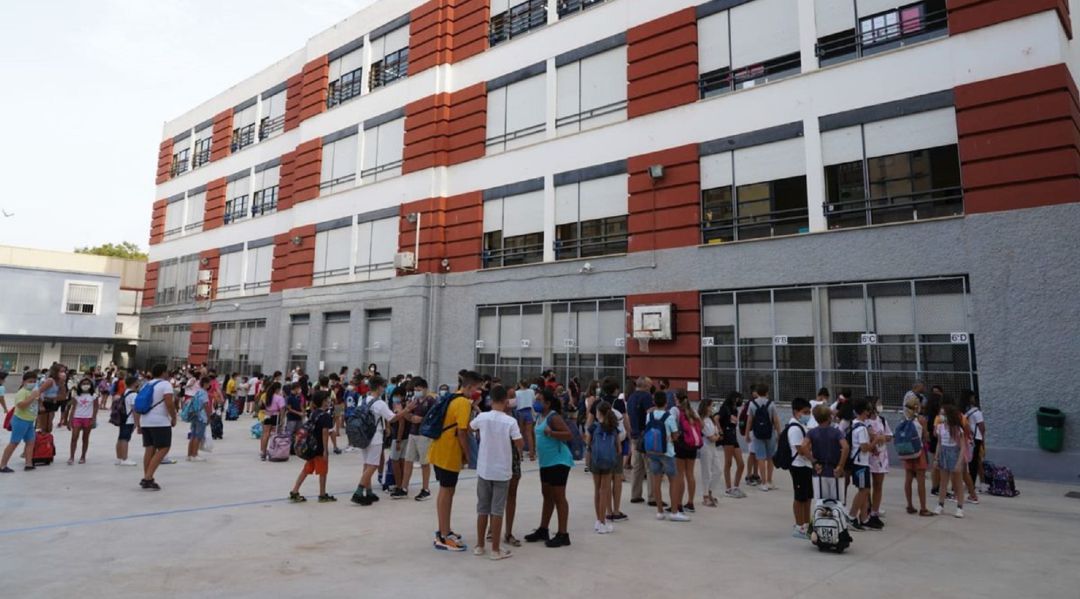 Entrada de alumnos al colegio Entrada de alumnos al colegio