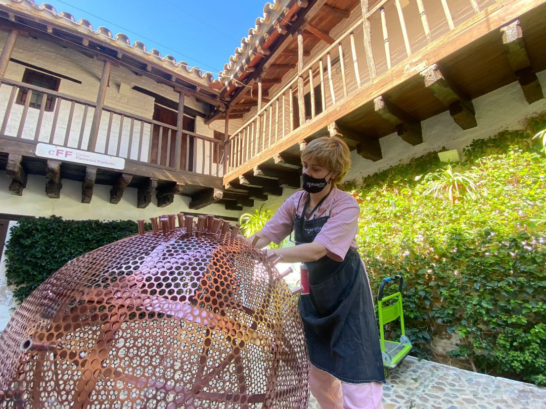 Carolina Estévez trabaja en su instalación floral en el patio de la Posada del Potro Carolina Estévez trabaja en su instalación floral en el patio de la Posada del Potro