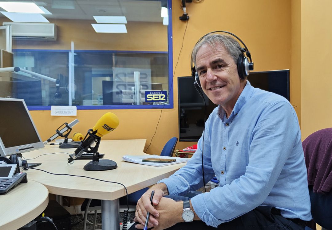 Antxón Alberdi, en los estudios de Radio Granada Antxón Alberdi, en los estudios de Radio Granada