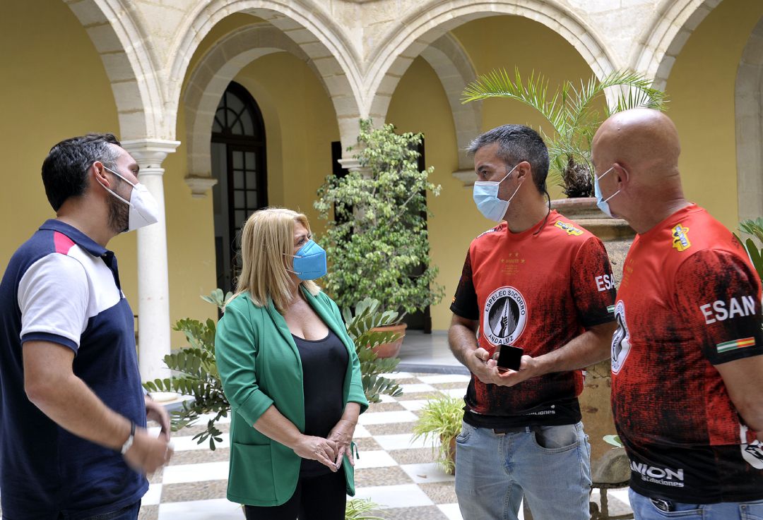 La alcaldesa recibe en el Atuntamiento a los espeleólogos de Jerez ganadores de la prueba internacional Grimpday La alcaldesa recibe en el Atuntamiento a los espeleólogos de Jerez ganadores de la prueba internacional Grimpday