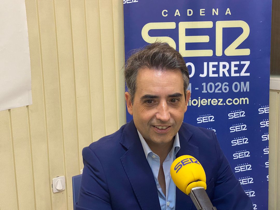 Antonio Saldaña durante una entrevista radiofónica Antonio Saldaña durante una entrevista radiofónica