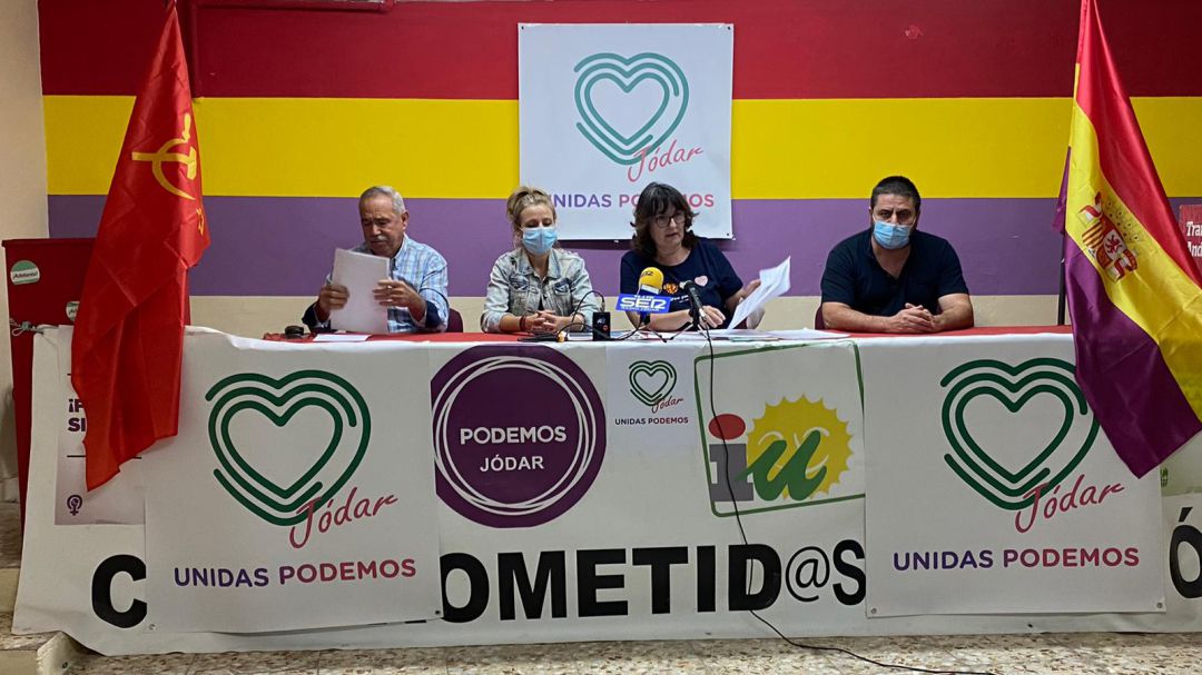 Momento de la rueda de prensa, con presencia de la portavoz municipal, Juana Cazorla, segunda por la derecha, y José Luis Angulo, primero por la izquierda Momento de la rueda de prensa, con presencia de la portavoz municipal, Juana Cazorla, segunda por la derecha, y José Luis Angulo, primero por la izquierda