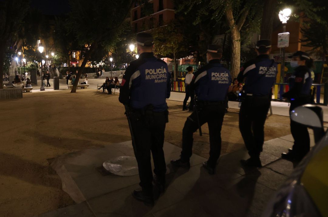 Varios agentes de la Policía Local patrullan en la madrileña plaza del 2 de Mayo el pasado fin de semana para evitar botellones y robos en la capital durante el puente del Pilar. Varios agentes de la Policía Local patrullan en la madrileña plaza del 2 de Mayo el pasado fin de semana para evitar botellones y robos en la capital durante el puente del Pilar.