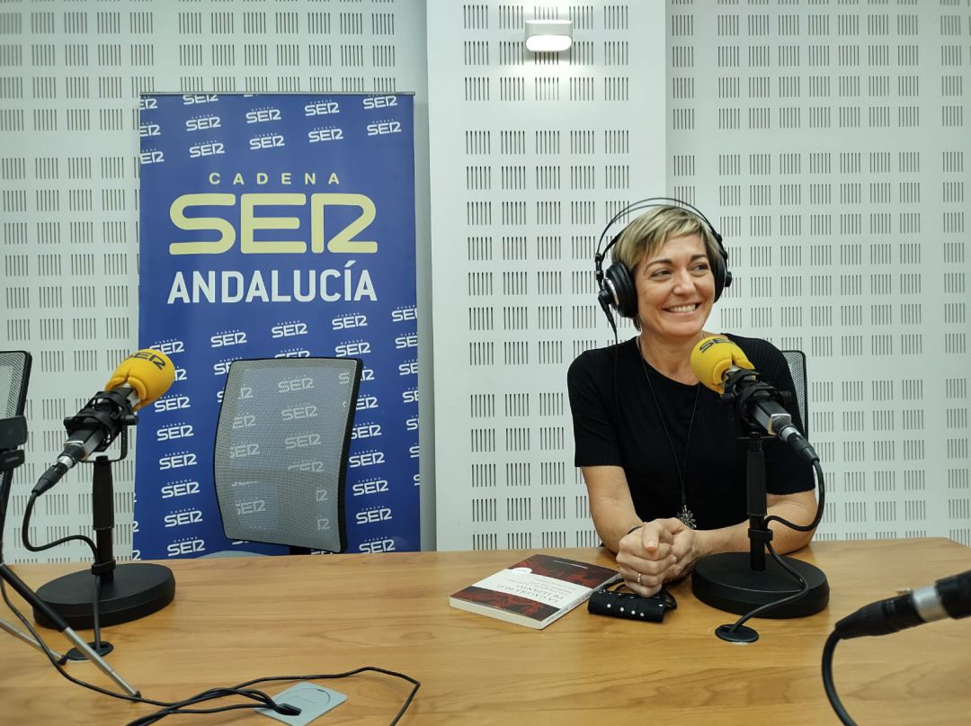 Emma Camarero en el estudio 'Iñaki Gabilondo' de Radio Sevilla Emma Camarero en el estudio 'Iñaki Gabilondo' de Radio Sevilla