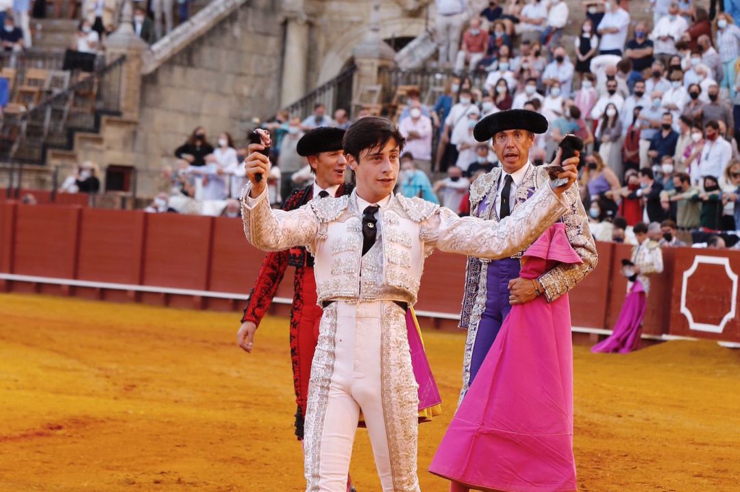 Joselito Sánchez pasea las dos orejas que le cortó al quinto novillo de la tarde. Joselito Sánchez pasea las dos orejas que le cortó al quinto novillo de la tarde.