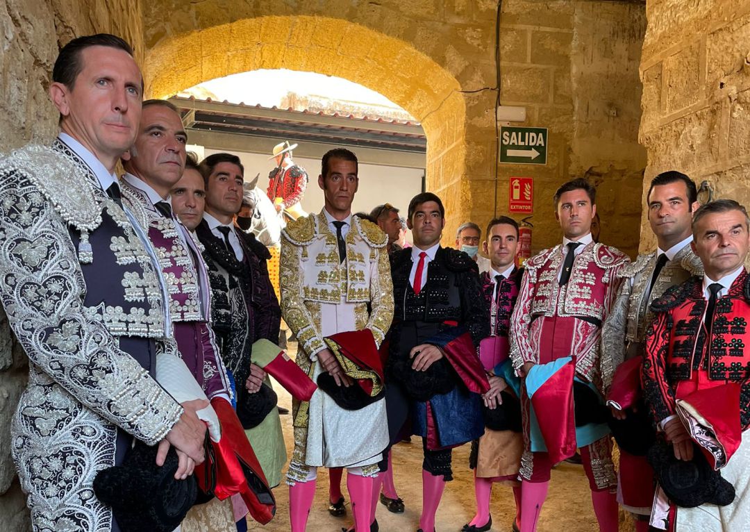 Pepe Moral en la clásica foto de familia con los miembros de su cuadrilla este martes en Osuna Pepe Moral en la clásica foto de familia con los miembros de su cuadrilla este martes en Osuna