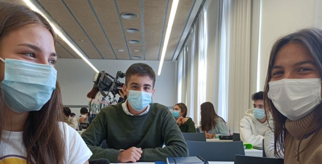 Alumnos en interior con mascarilla Alumnos en interior con mascarilla