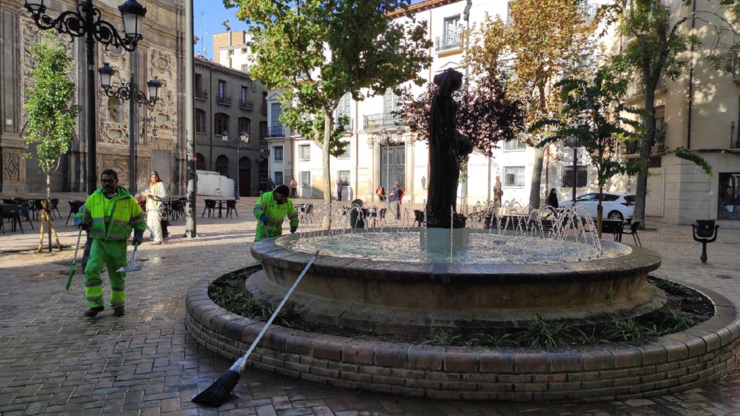 Los operarios de limpieza del Ayuntamiento de Zaragoza, esta mañana en la Plaza de la Justicia. Los operarios de limpieza del Ayuntamiento de Zaragoza, esta mañana en la Plaza de la Justicia.