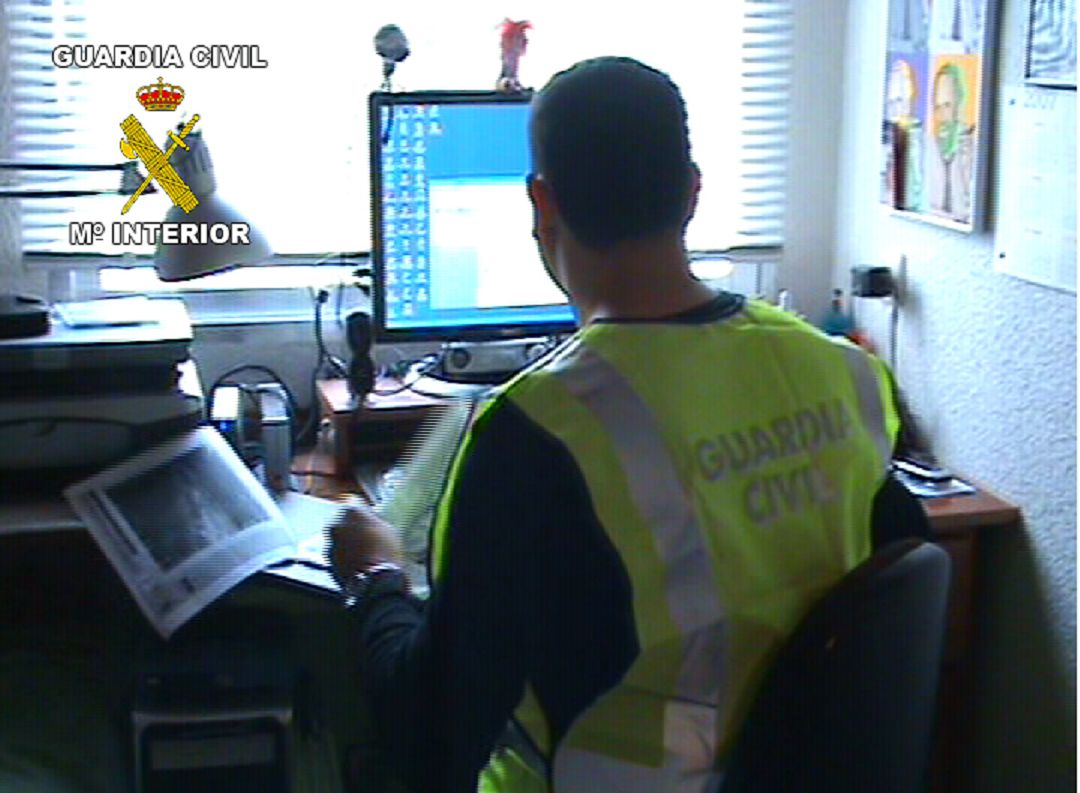 Imagen de archivo de un agente de la Guardia Civil investigando en la red Imagen de archivo de un agente de la Guardia Civil investigando en la red