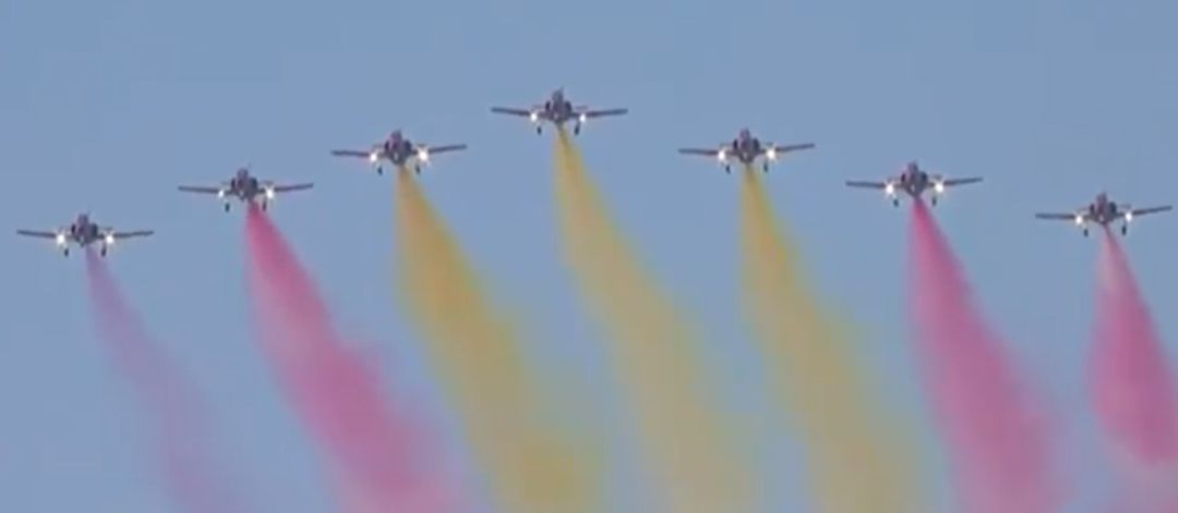 Imágenes de la bandera dibujada por la 'Patrulla Águila' en el cielo de Madrid Imágenes de la bandera dibujada por la 'Patrulla Águila' en el cielo de Madrid