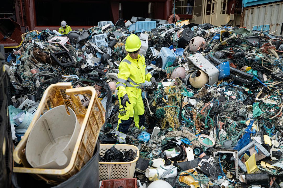 Imagen de un operario de la ONG The Ocean Cleanup en la última recogida de plásticos del Océano Pacífico Imagen de un operario de la ONG The Ocean Cleanup en la última recogida de plásticos del Océano Pacífico