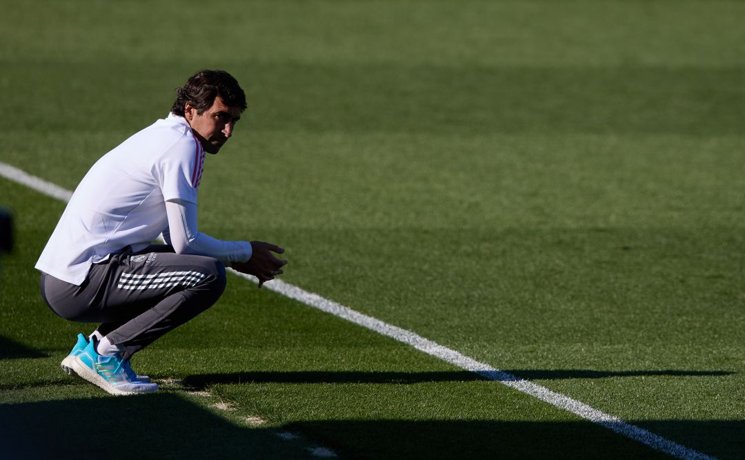 Raúl González observa desde la banda un partido del Real Madrid Castilla Raúl González observa desde la banda un partido del Real Madrid Castilla