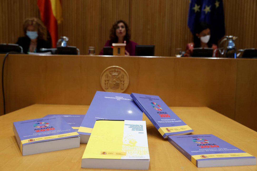 La ministra de Hacienda, María Jesús Montero (c), presenta el proyecto de Ley de Presupuestos Generales del Estado para 2022. La ministra de Hacienda, María Jesús Montero (c), presenta el proyecto de Ley de Presupuestos Generales del Estado para 2022.