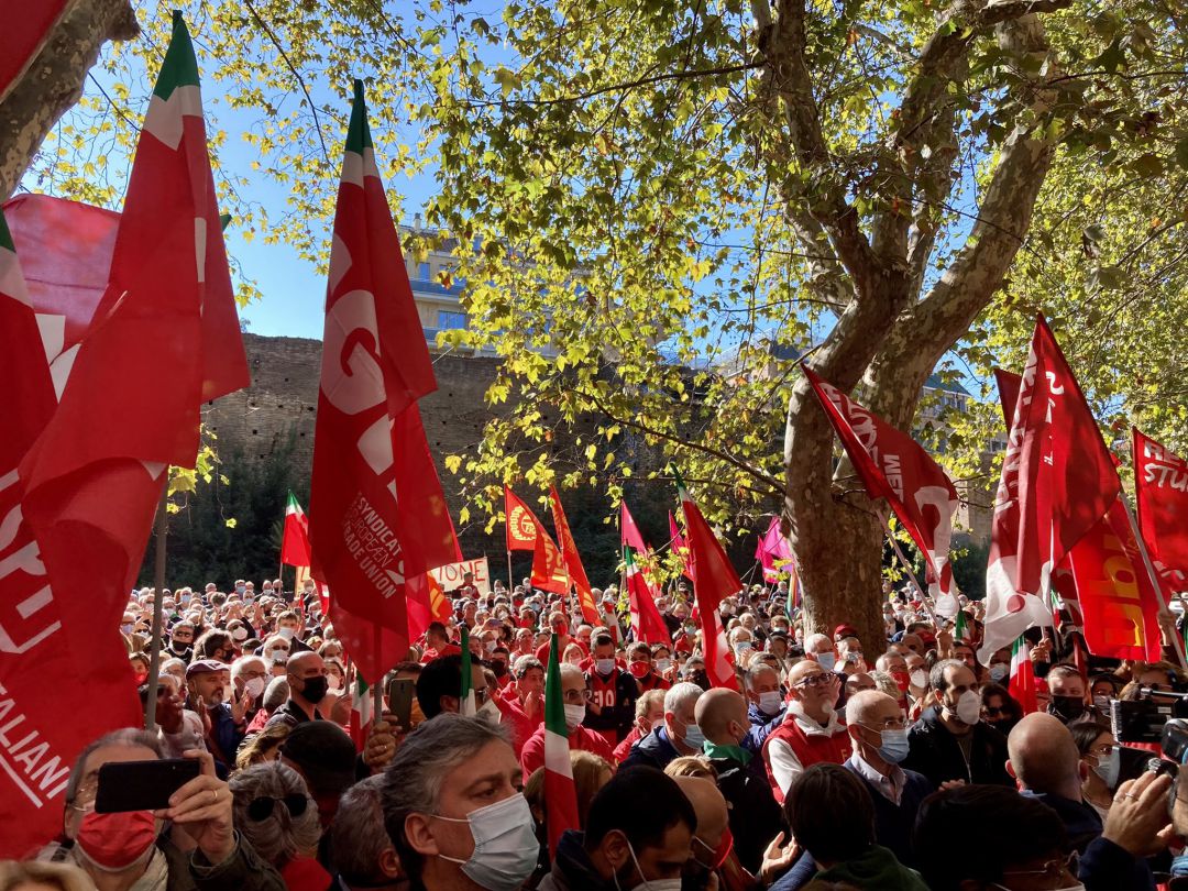Manifestación convocada por el sindicato italiano al día siguiente de sufrir un ataque en su sede de Roma. Manifestación convocada por el sindicato italiano al día siguiente de sufrir un ataque en su sede de Roma.