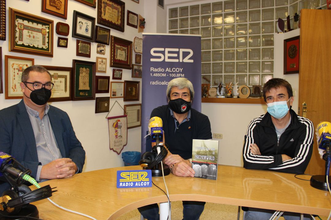 Jesús Martínez, Enric Garriga, con un ejemplar del libro, y Diego Fernández Jesús Martínez, Enric Garriga, con un ejemplar del libro, y Diego Fernández