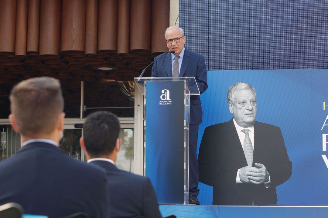 El exvicepresidente del Gobierno socialista Alfonso Guerra durante el acto homenaje al expresidente de la Diputación Provincial de Alicante Antonio Fernández Valenzuela El exvicepresidente del Gobierno socialista Alfonso Guerra durante el acto homenaje al expresidente de la Diputación Provincial de Alicante Antonio Fernández Valenzuela