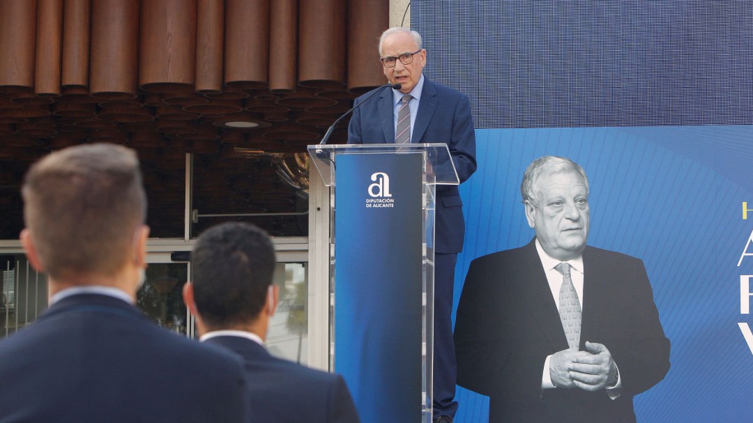 Alfonso Guerra: «Hay personas que abuchean a un presidente del Gobierno y aplauden a una cabra»