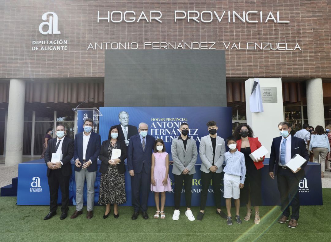 La familia de Antonio Fernández Valenzuela y el presidente de la Diputación, Carlos Mazón, en el homenaje rendido hoy al expresidente socialista en el Hogar Provincial, que lleva ya su nombre. La familia de Antonio Fernández Valenzuela y el presidente de la Diputación, Carlos Mazón, en el homenaje rendido hoy al expresidente socialista en el Hogar Provincial, que lleva ya su nombre.