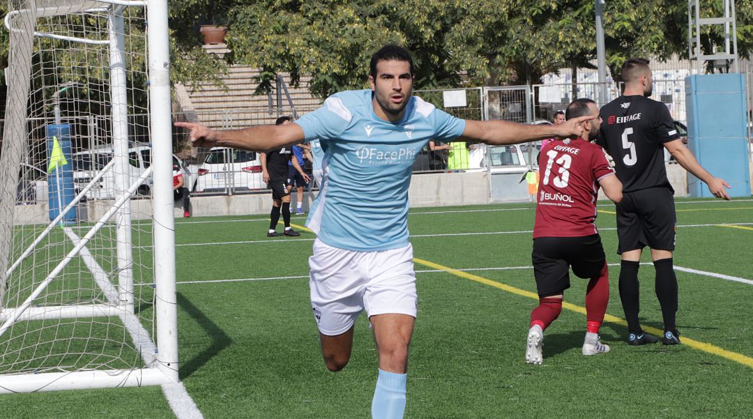 El jugador del Alicante celebra su gol, ante Buñol El jugador del Alicante celebra su gol, ante Buñol