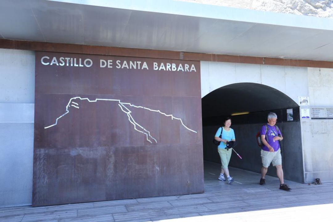 Imagen de archivo. Turistas a la salida del ascensor del Castillo de Santa Bárbara de Alicante Imagen de archivo. Turistas a la salida del ascensor del Castillo de Santa Bárbara de Alicante