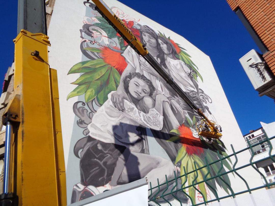 A media mañana de este miércoles la realización del mural se encontraba ya muy avanzada A media mañana de este miércoles la realización del mural se encontraba ya muy avanzada