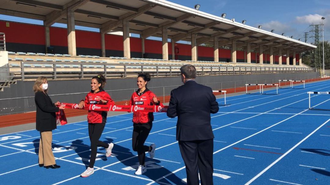Las atletas del club Bilbao Atletismo Santutxu, Elena Loyo y Majida Maayouf, han realizado una exhibición deportiva en esta pista Las atletas del club Bilbao Atletismo Santutxu, Elena Loyo y Majida Maayouf, han realizado una exhibición deportiva en esta pista