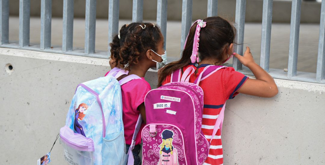 Dos niñas a las puertas de un colegio Dos niñas a las puertas de un colegio