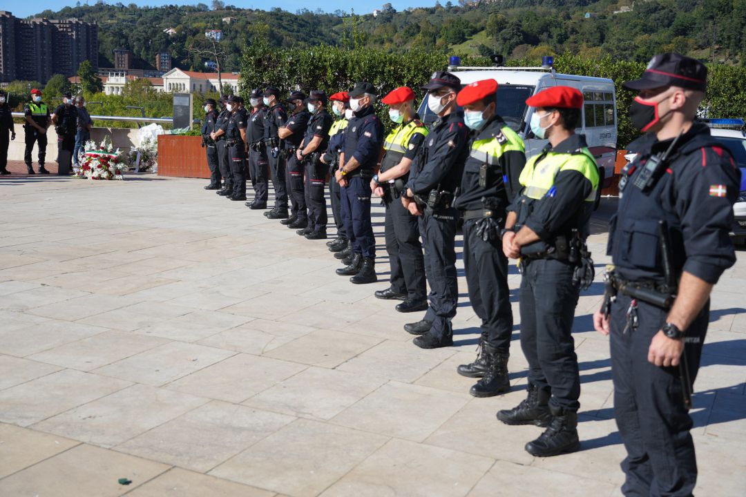Varios ertzainas forman, durante el homenaje al ertzaina Txema Aguirre, a 13 de octubre de 2021, en Bilbao Varios ertzainas forman, durante el homenaje al ertzaina Txema Aguirre, a 13 de octubre de 2021, en Bilbao