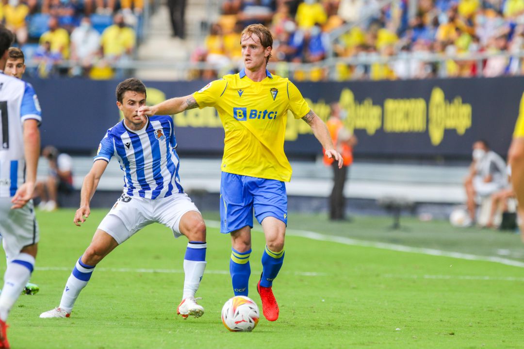 Álex Fernández durante un momento del partido del Cádiz frente a la Real Sociedad Álex Fernández durante un momento del partido del Cádiz frente a la Real Sociedad