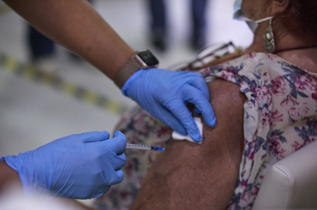 La inoculación de la tercera dosis a mayores de 70 años empezará el próximo 25 de octubre. La inoculación de la tercera dosis a mayores de 70 años empezará el próximo 25 de octubre.