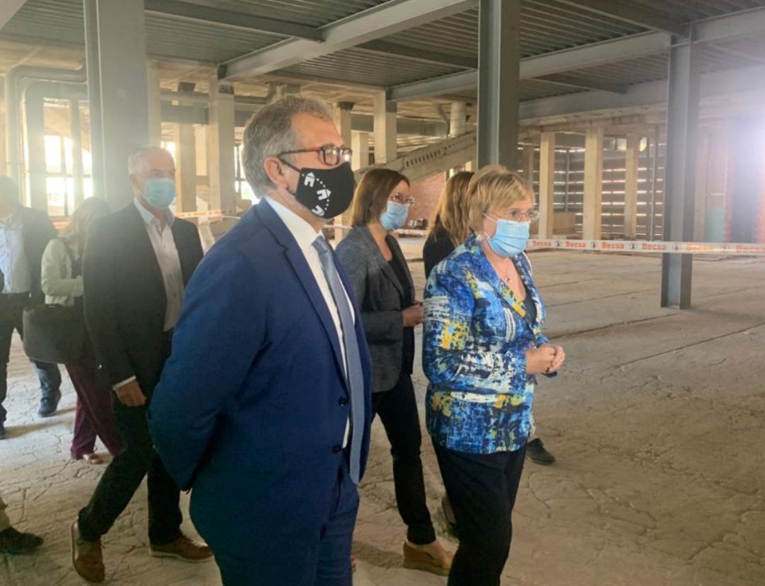 La consellera de Sanitat, Ana Barceló, y el presidente de la Diputación, José Martí, han visitado las obras del nuevo edificio de oncología del Hospital Provincial. La consellera de Sanitat, Ana Barceló, y el presidente de la Diputación, José Martí, han visitado las obras del nuevo edificio de oncología del Hospital Provincial.