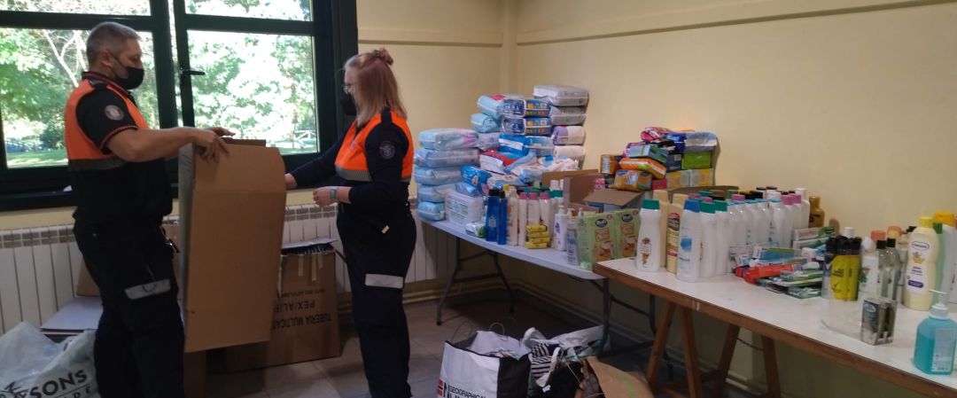 Trabajadores de Protección Civil organizado los productos Trabajadores de Protección Civil organizado los productos